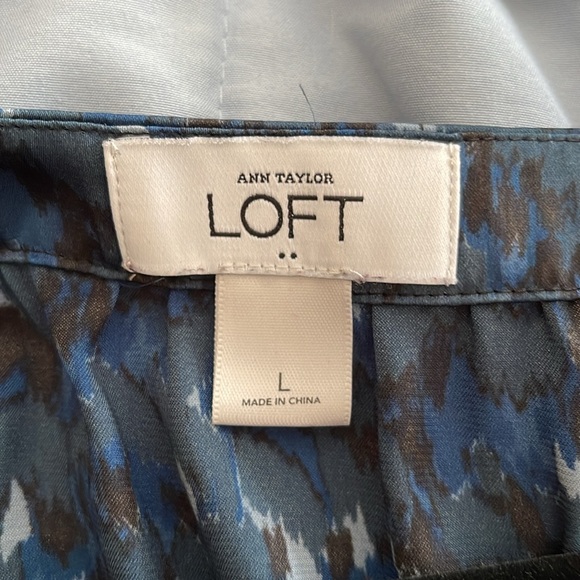 Ann Taylor Loft. Size L Navy blue blouse. Like new! Excellent condition! - Picture 7 of 10
